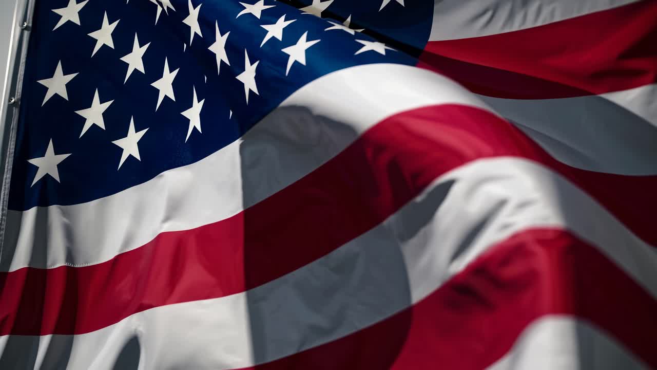 Videoen viser det amerikanske flag, der vajer smukt og symboliserer patriotisme og frihed.