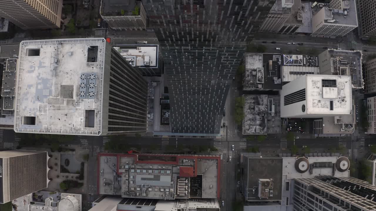 toma aérea de arriba hacia abajo de la arquitectura única de la torre rainier square en seattle, washington