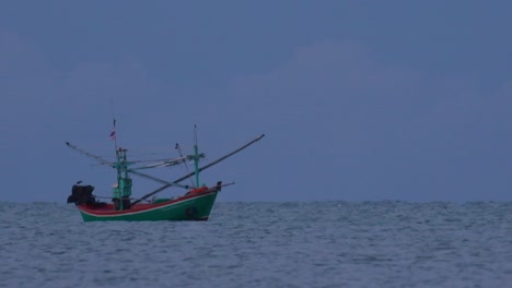 los barcos de pesca en tailandia esperan en medio del océano a que oscurezca para poder encender sus luces verdes y comenzar a pescar y pescar camarones