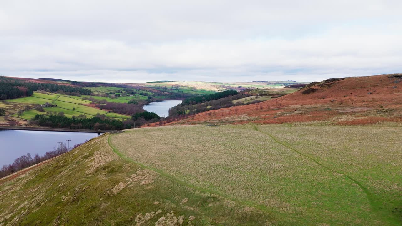 viejo castillo abandonado, monumento, torre de piedra en desuso, con personas caminando y volando un dron