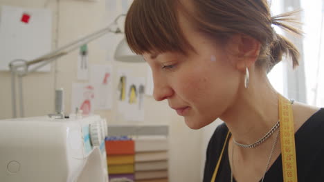 Modista-Femenina-Cosiendo-En-Máquina-De-Coser