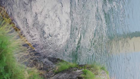 Vertikale-Aufnahme-Einer-Bizarren-Bewegung-Von-Wirbelndem-Wasser-Im-Salzstraumen,-Bodo-In-Nordland-Norwegen