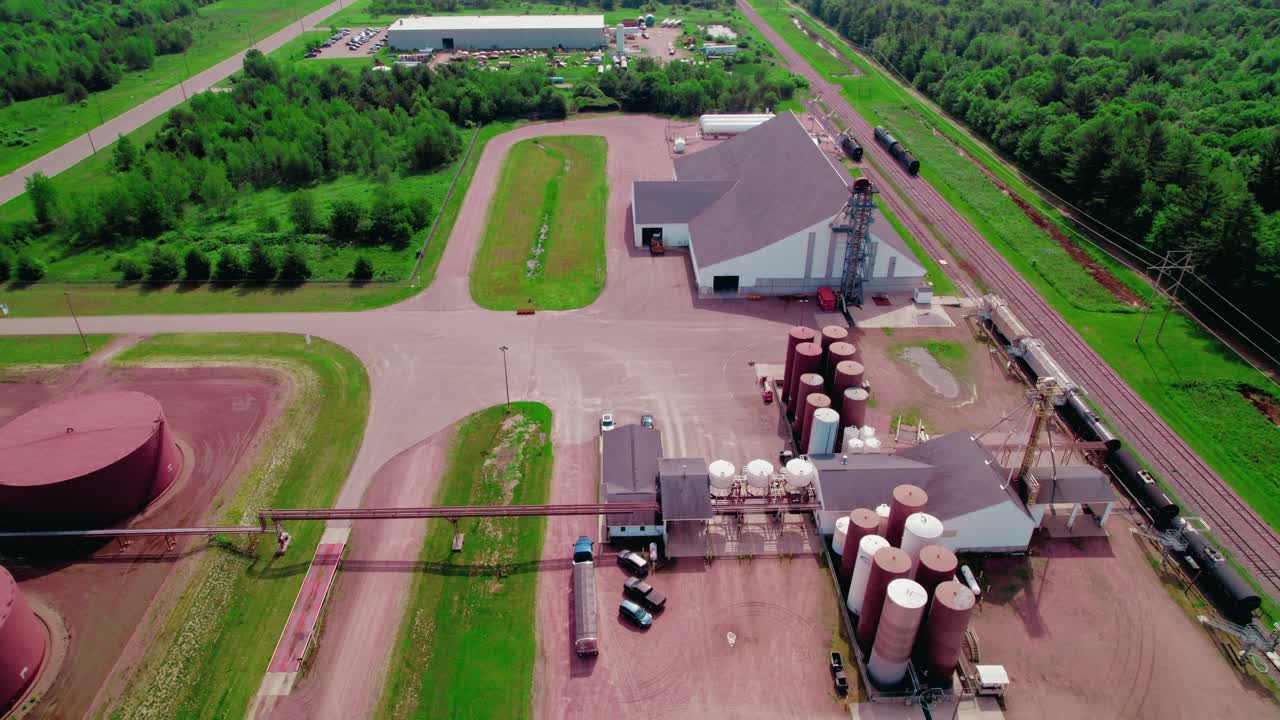 Moderne Landwirtschaft in Wisconsin. Sattelzug mit Schüttgutauflieger wird aus Silos beladen. USA