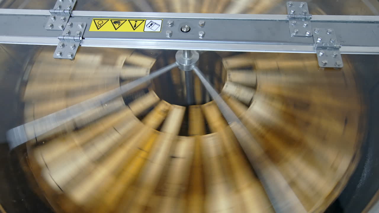 Removal of honey from honeycomb. Operation of the separator for honey extraction