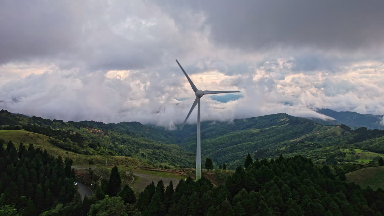재생 가능한 에너지의 초점: 안개가 가득한 배경을 배경으로 한 외로운 풍차