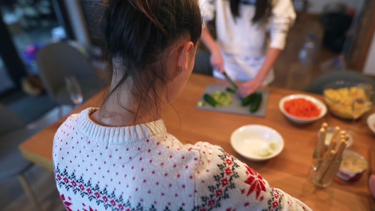 amigos cocinando juntos