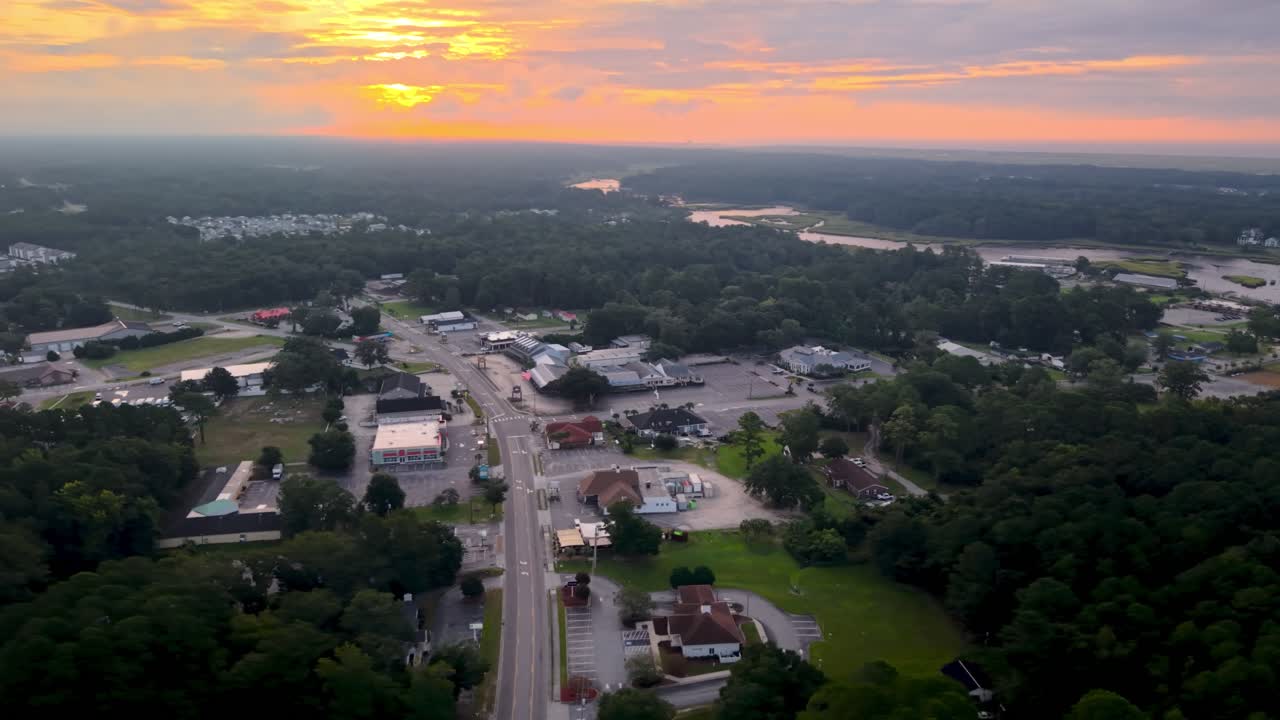 órbita aérea al amanecer sobre Calabash, Carolina del Norte