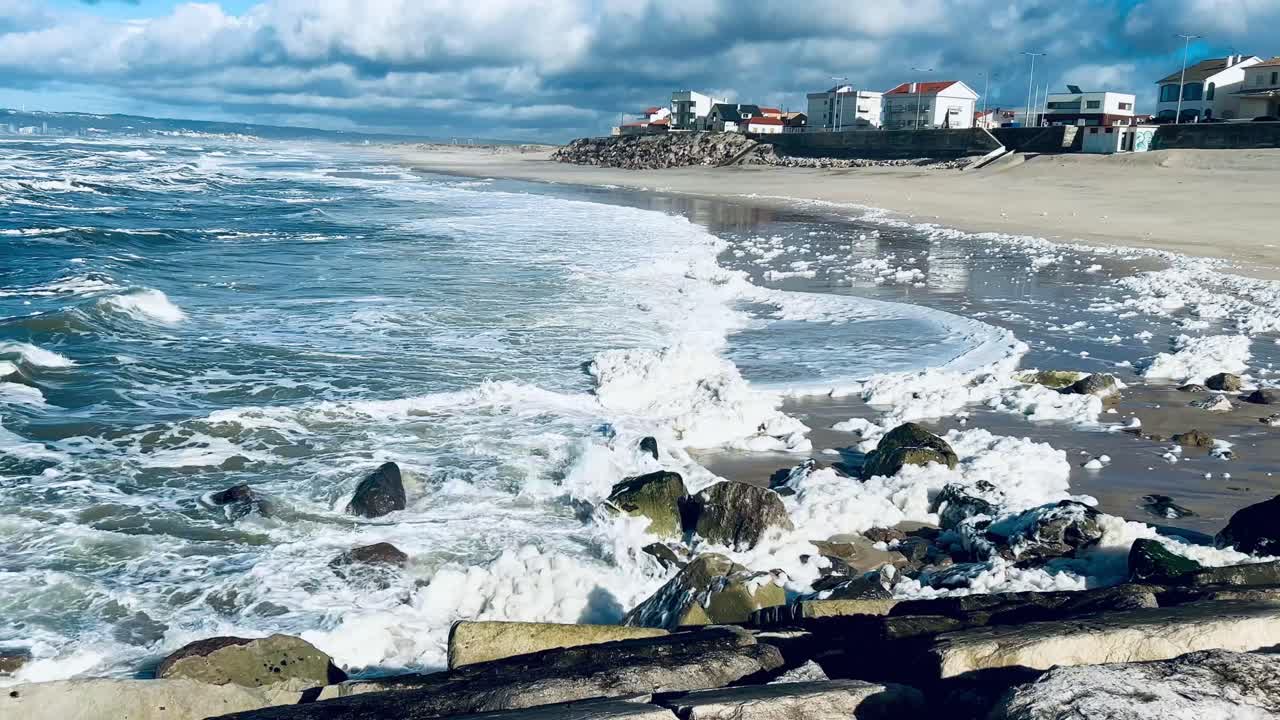 Atlantische Meereswellen und Gischt an der Küste Portugals