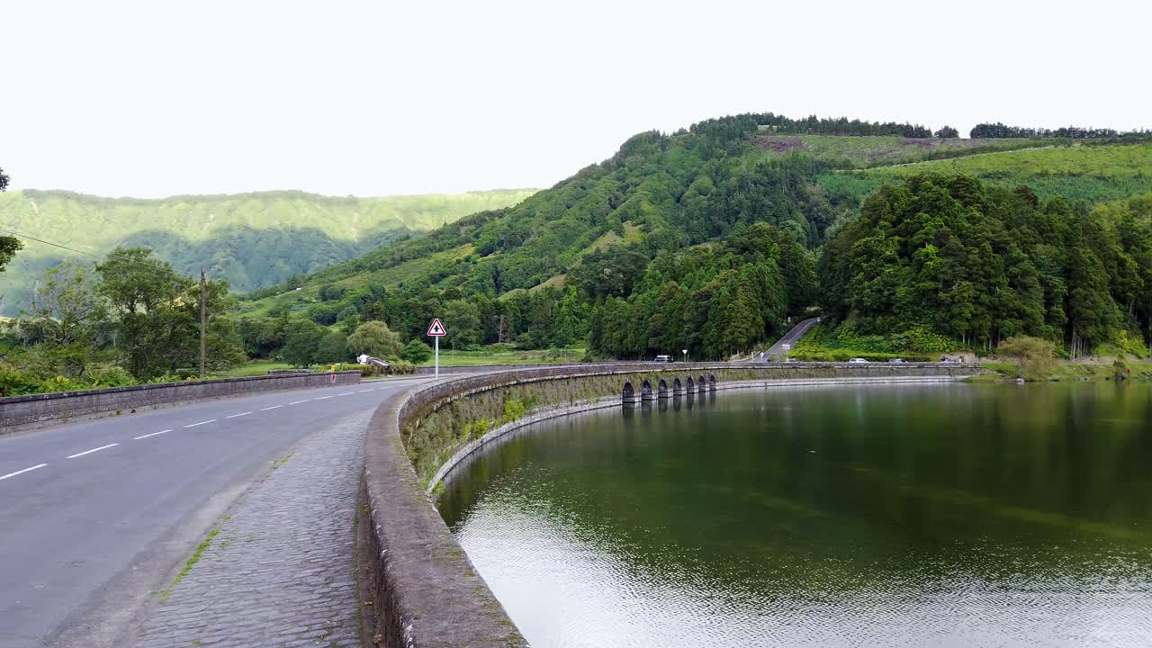 sete cidades caldeira의 라고아 베르데와 아줄 사이의 다리 위를 걸어보세요