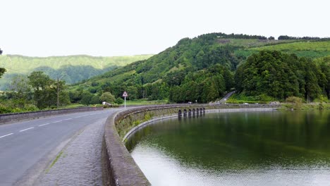 sete cidades caldeira의 라고아 베르데와 아줄 사이의 다리 위를 걸어보세요