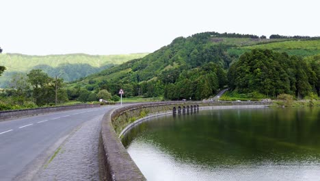 walk on bridge between lagoa verde and azul in sete cidades caldeira