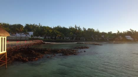 Volando-A-Lo-Largo-De-La-Costa-Del-Resort-Tropical