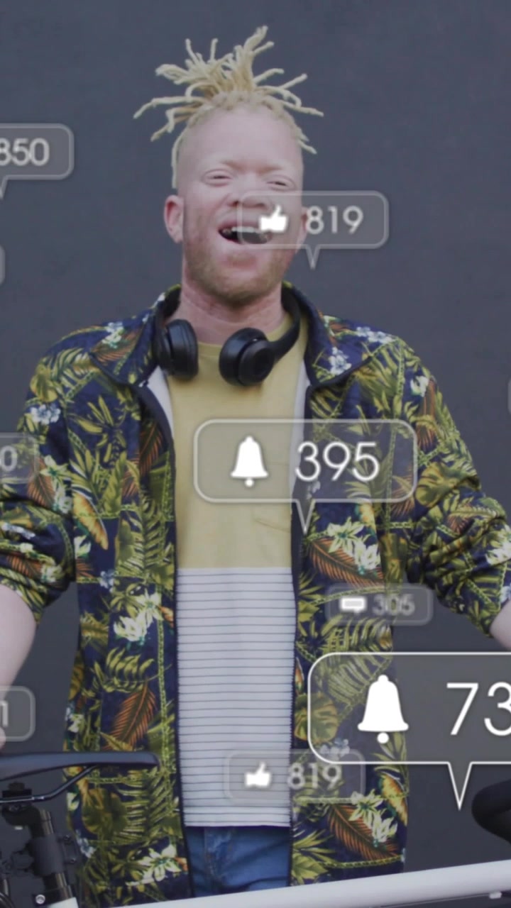 Vertikal video: Mann ved bar reagerer på økende varsler fra sosiale medier, animerte bobler skaper latter.