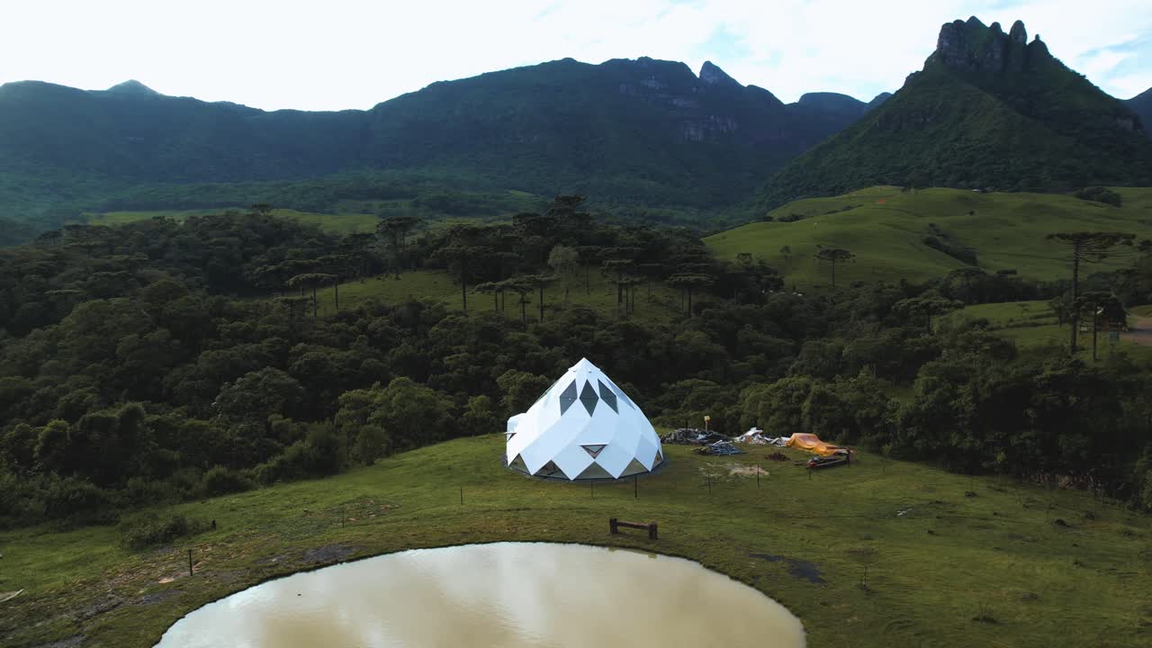 imágenes aéreas de un chalet ubicado en medio de las montañas en la ciudad de alfredo wagner - santa catarina - brasil