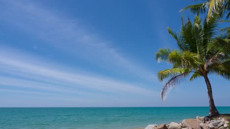el paraíso de la playa de mar de actualidad, b-roll imágenes de cielo azul y nubes borrosas, claro buen paisaje de aire. hermosa ola calmante surf o verano clima caliente y temporada. viajar de vacaciones al mar.