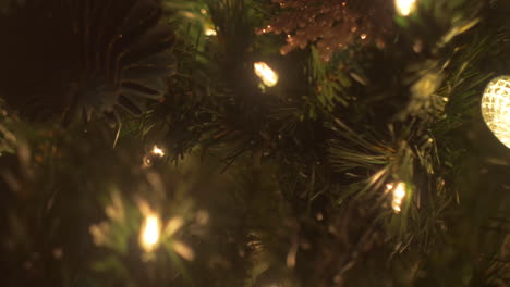 una diapositiva de primer plano en las luces y adornos del árbol de navidad, bokeh, enfoque selectivo, macro, de izquierda a derecha