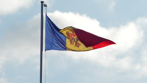 Bunte-Flagge-Moldawiens-Am-Fahnenmast,-Die-In-Der-Luft-Gegen-Den-Sonnigen-Himmel-Weht---Niedriger-Winkel,-Zeitlupe
