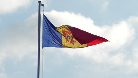 Colorida-Bandera-De-Moldavia-En-El-Asta-De-La-Bandera-Ondeando-En-El-Aire-Contra-El-Cielo-Soleado---ángulo-Bajo,-Cámara-Lenta