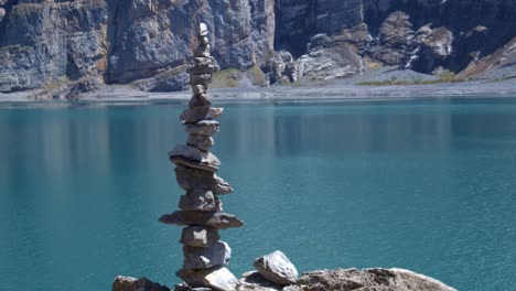 Nahaufnahme-Eines-Cair-Mit-Einem-Wunderschönen-Azurblauen-See-Als-Hintergrund