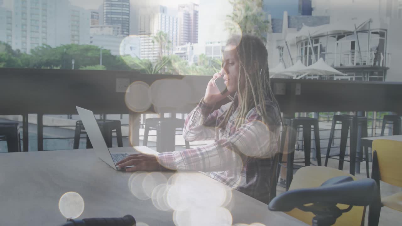 анимация сети соединений с иконами над человеком с помощью ноутбука.