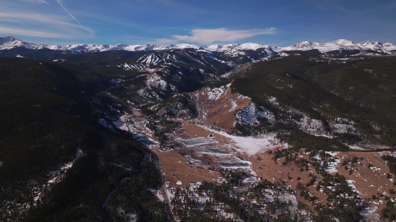 la pista de esquí de montaña de eldora corre por las cimas indias woodward ikon pass colorado cinematográfico drone aéreo rocas planas hierros países bajos rango delantero invierno cielo azul ciudad central black hawk hacia adelante pan up movimiento