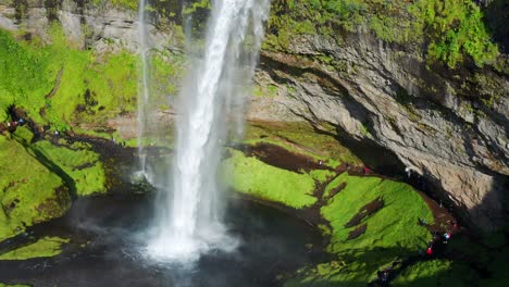 Agua-Poderosa-De-La-Cascada-Seljalandsfoss-Que-Fluye-Hacia-El-Río-En-Un-Día-Soleado-De-Verano-En-Islandia