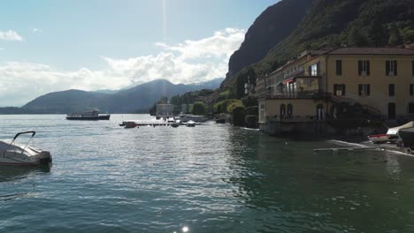 Ferry-Navega-A-La-Ciudad-De-Menaggio---Ciudad-Del-Lago-Cerca-De-Como