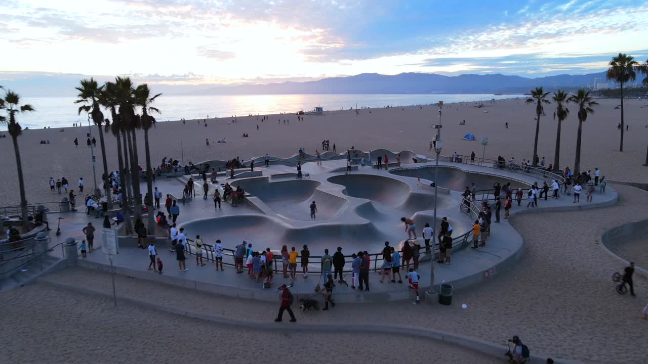 캘리포니아 베니스 해변에서 스케이트 공원을 즐기는 사람들의 멋진 공중 사진