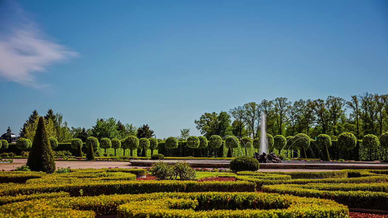 jardín ornamental con fuente fuera del castillo en letonia.