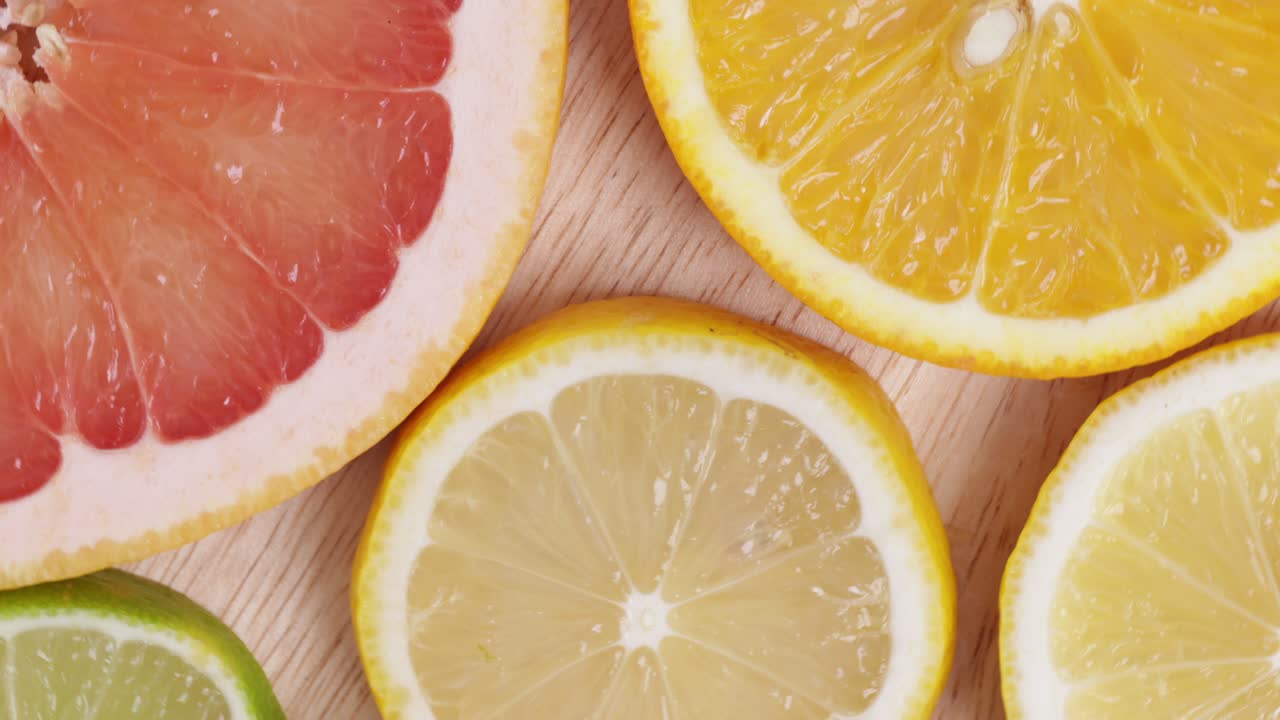 cerca de las rebanadas de cítricos en movimiento.