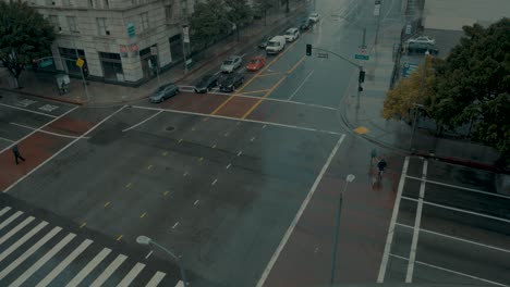 gente cruzando la calle en los ángeles.