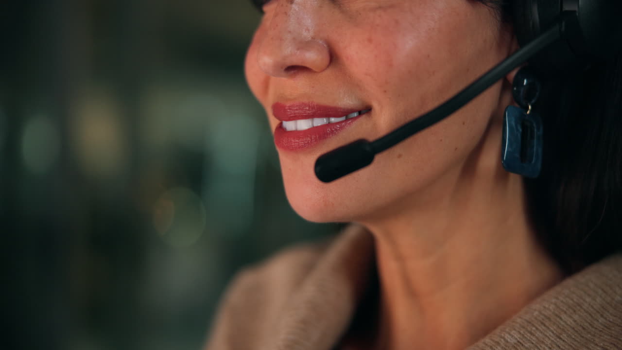 Una donna che indossa un auricolare