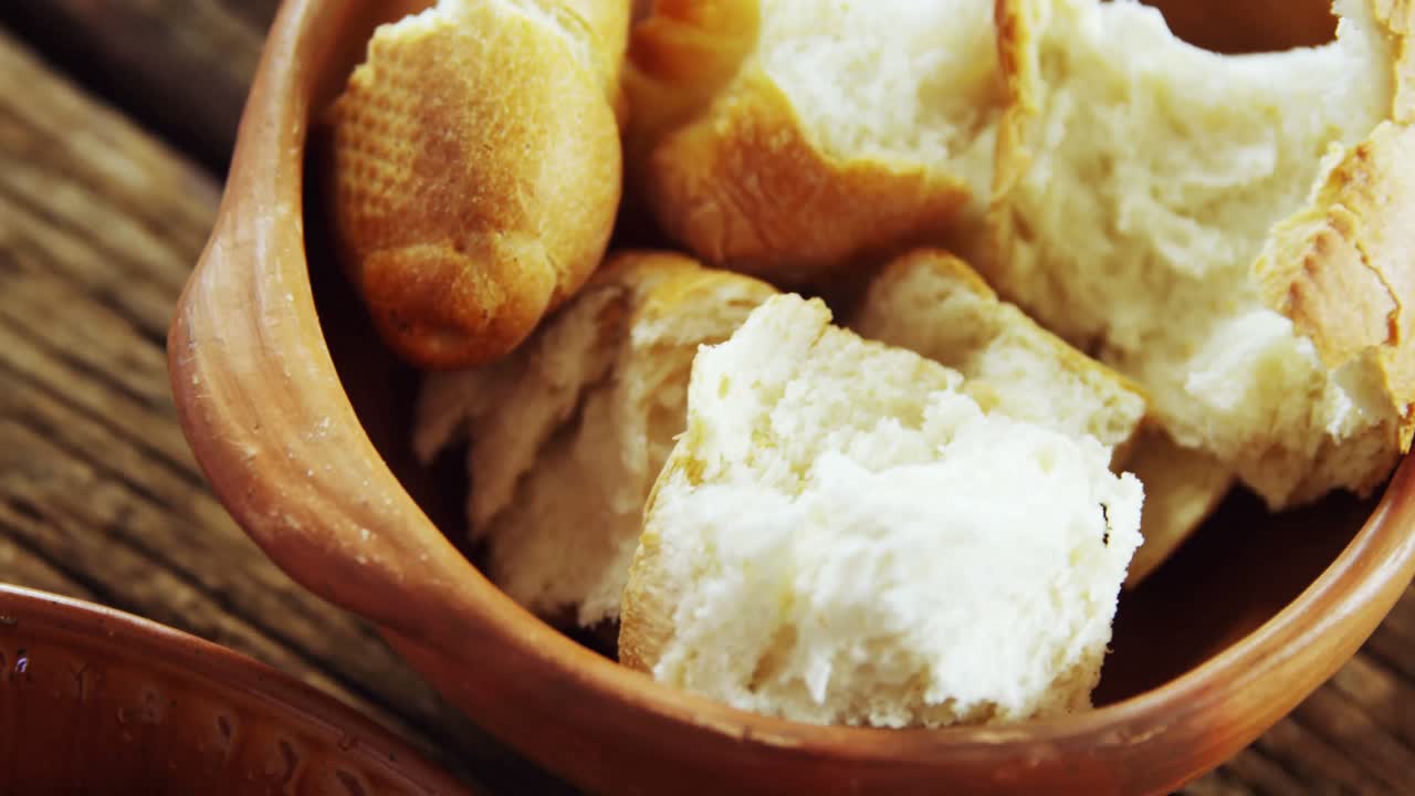 Zeytin tapası ve ekmek dilimleri