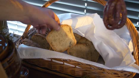 Hausgemachtes-Brot-In-Einem-Weidenkorb-Und-Geräucherter-Schinken