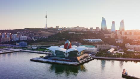 el horizonte urbano de baku al atardecer, la arquitectura moderna se refleja en la tranquila bahía del caspio