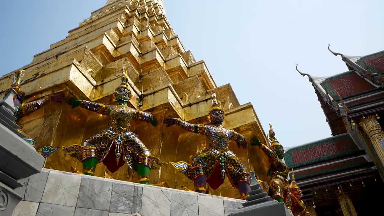 Design esterno di Wat Phra Kaew, di giorno