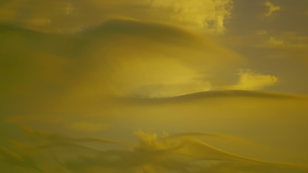 어두워지면서 다채로운 하늘의 타임스, 스페인 말라가에서 구름 모양의 놀라운 하늘 풍경