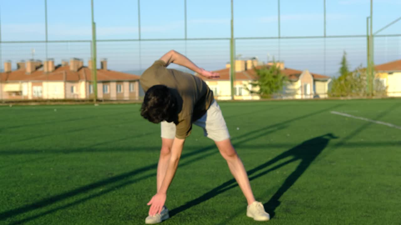 calentamiento se mueve hombre adolescente deportes al aire libre