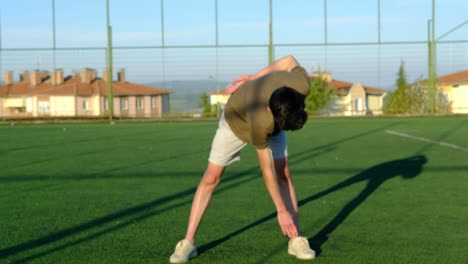 calentamiento se mueve hombre adolescente deportes al aire libre