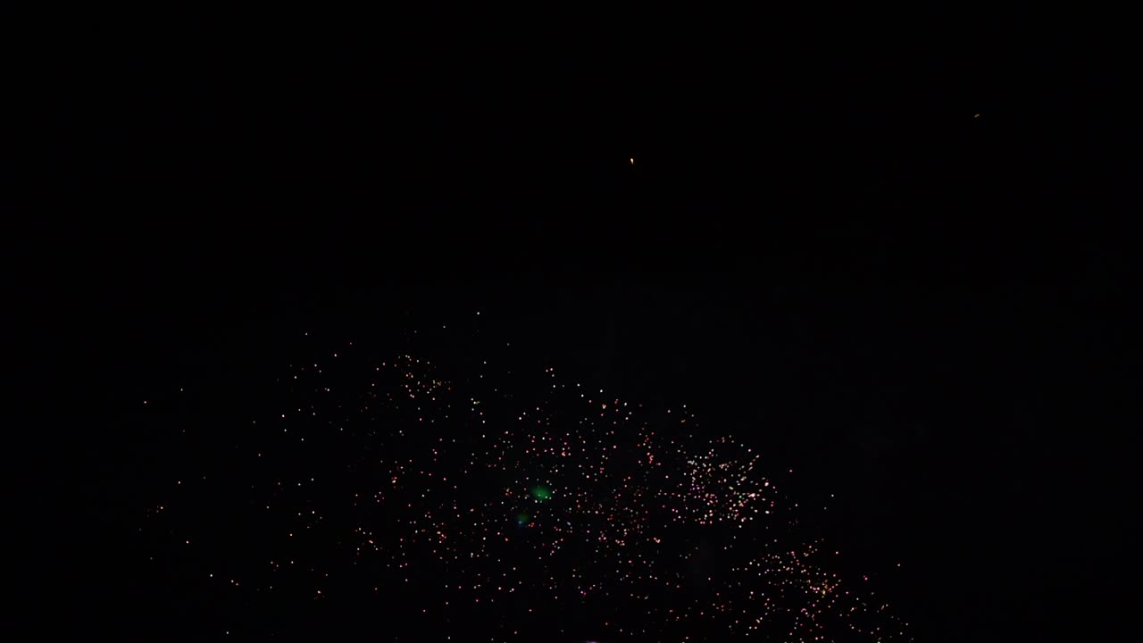 네덜란드 로테르담에서 펼쳐지는 화려한 새해 전야 불꽃놀이