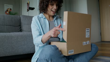 frau, die zu hause ein paket auspackt