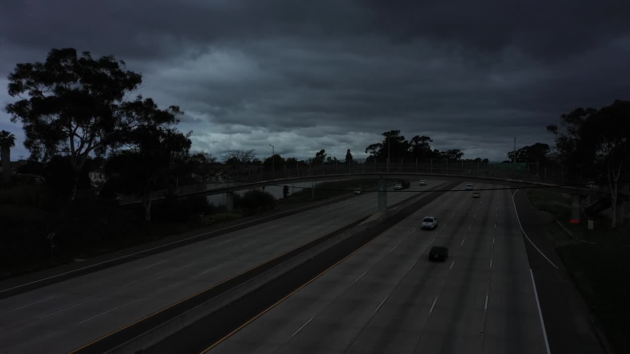 어두워진 고속도로를 따라 있는 공중 표지판은 사람들에게 covid19 코로나바이러스 전염병 발발 동안 여행을 피하라고 말합니다