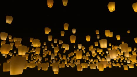las linternas flotantes de la suerte se liberan en el cielo nocturno.