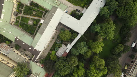 Toma-Aérea-De-Arriba-Hacia-Abajo-De-La-Iglesia-De-San-Pedro-Y-San-Pablo-En-Cracovia-Rodeada-De-árboles