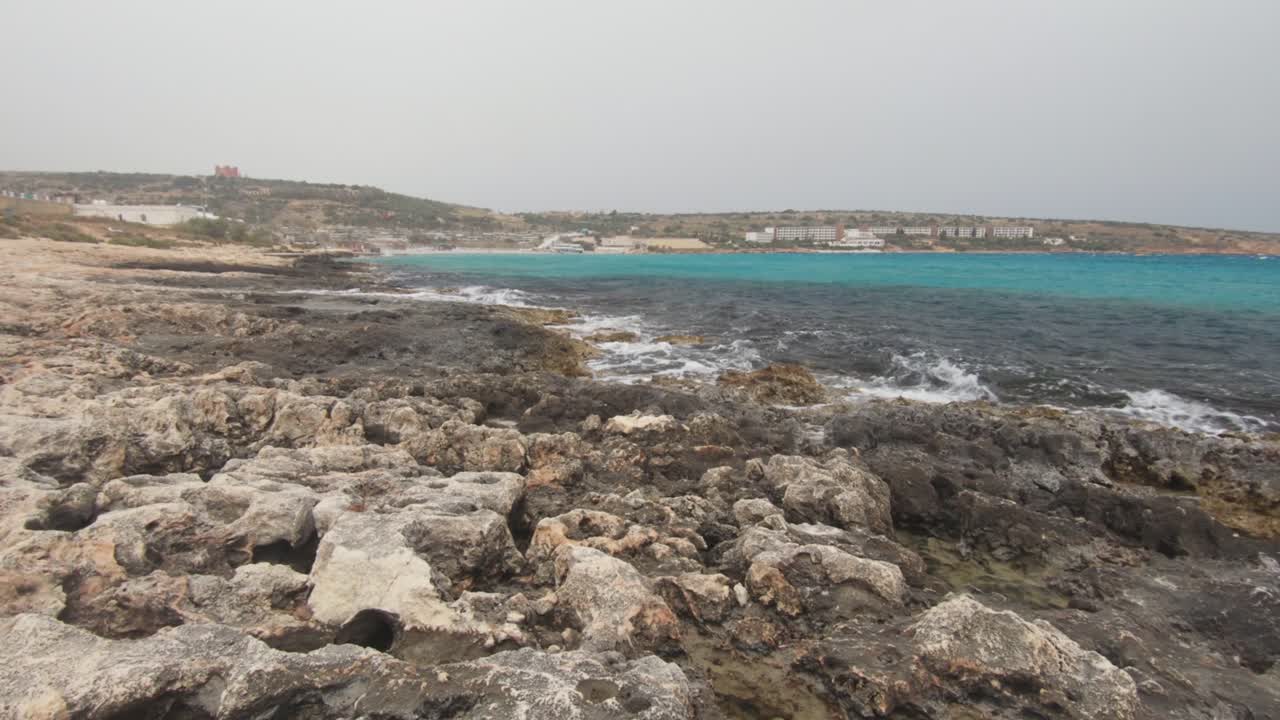 Baia di Mellieha a Malta in una giornata ventosa.