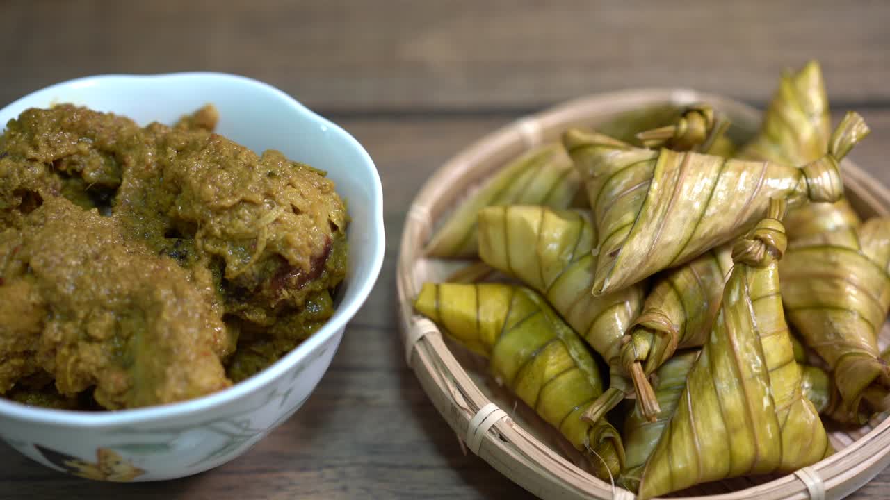 Ketupat ja kana-rendang.