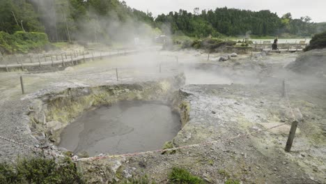 Fumarolas:-Manifestaciones-Volcánicas-De-Agua-Hirviendo-En-Furnas,-Azores