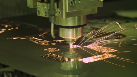 CNC-Laserschneiden-Von-Metall,-Moderne-Industrietechnologie.