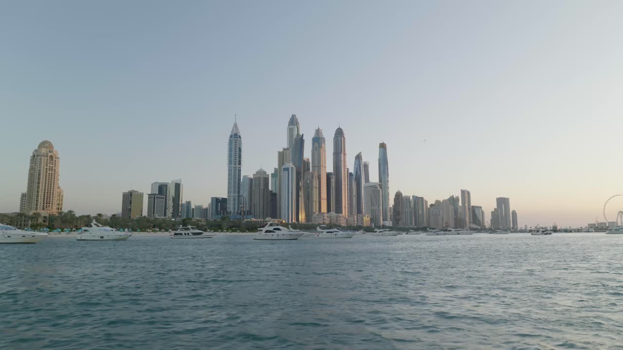 Vista di Dubai da yacht, tramonto, alti grattacieli, inquadratura ampia