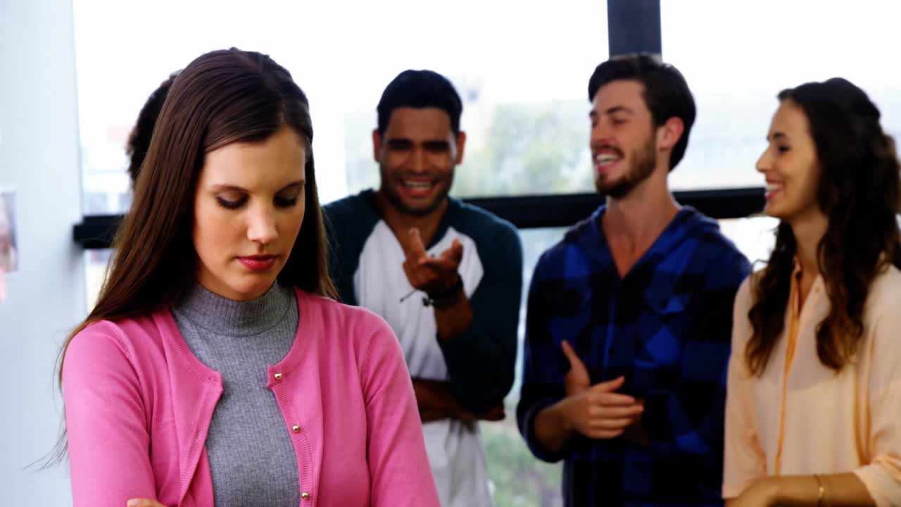 colegas intimidando a una triste mujer ejecutiva